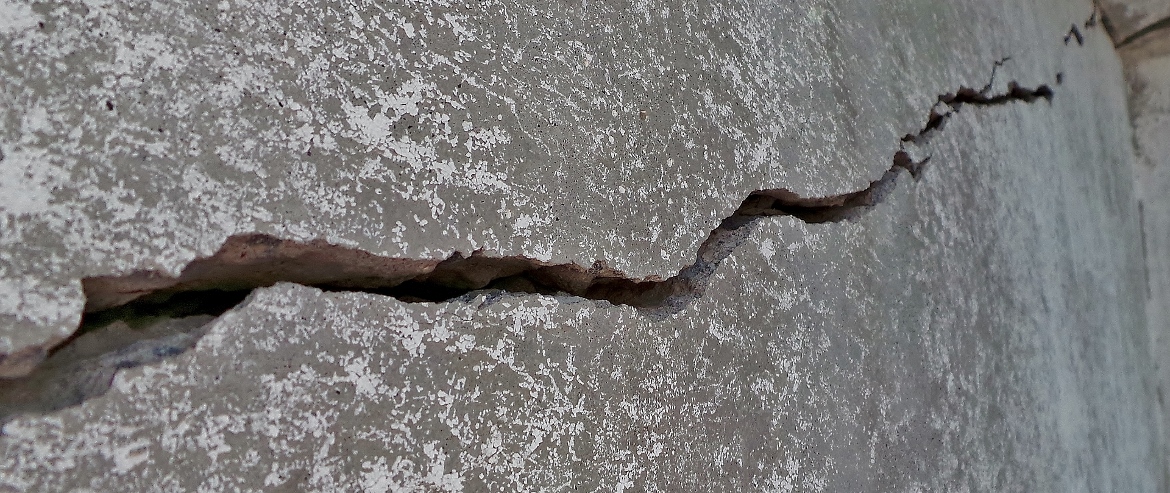 a crack in a concrete wall